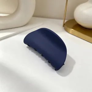 Nahaufnahme einer kleinen mattblauen Haarklammer in minimalistischem Design