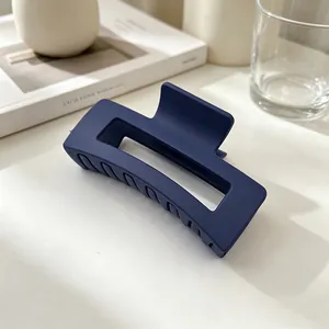 Pince à cheveux carrée mate bleu marine de qualité pour un coiffage élégant