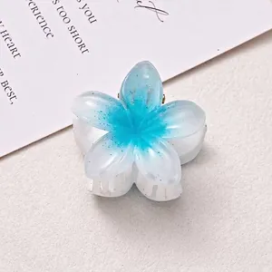 Κοντινό πλάνο μπλε και λευκού κλιπ μαλλιών με λουλούδι φραντζιπάνι 4 cm