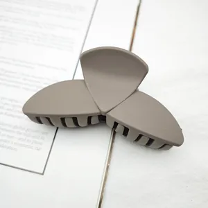Detailansicht einer matten milchkaffeebraunen Haarklammer mit einzigartigem Design