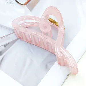 Detailansicht einer großen rosa Haarklammer in Herzform mit glänzender Oberfläche