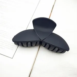 Mattschwarze Haarklammer mit einzigartigem Dreiblatt-Design für elegantes Styling.