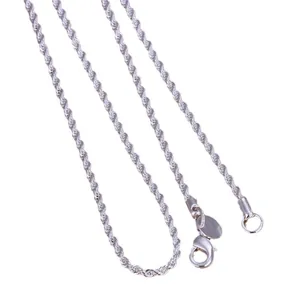 Détail d'un collier en corde torsadée argentée de 4mm avec fermoir mousqueton solide et chic