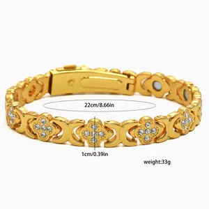 Vista dettagliata di un bracciale magnetico dorato con quadrifogli di strass e maglie XO.