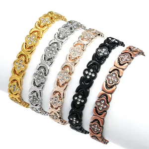 Dettaglio di cinque braccialetti magnetici a quadrifoglio con strass in diverse finiture
