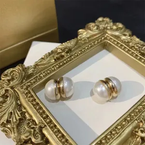 Vista detallada de elegantes clips de perlas magnéticas de lujo para orejas sin perforaciones.