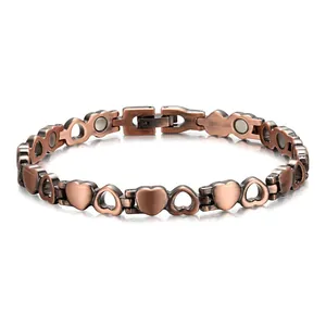 Detailansicht des rotkupfernen herzförmigen Magnettherapie-Armbands mit Magneten
