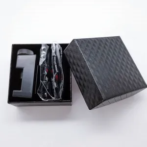 Detaillierte Ansicht der schwarzen Geschenkbox mit Einstellwerkzeug und Armbändern.