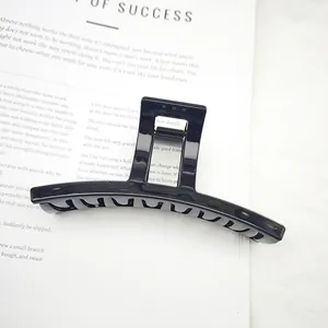 Detalle de una pinza para el pelo negra brillante grande para peinados elegantes