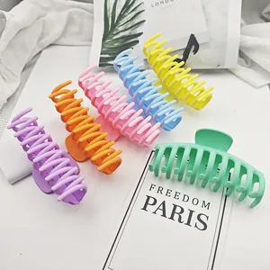 Detalle de pinzas grandes para el cabello mate en varios colores vibrantes de primavera