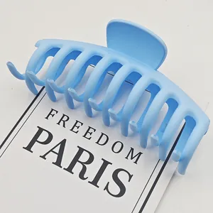 Primer plano de una pinza para el cabello mate azul claro con diseño de hueso de dragón
