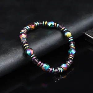 Gros plan d'un bracelet magnétique arc-en-ciel avec des perles violettes facettées