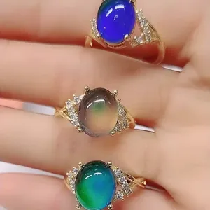 Vista macro de tres anillos de humor termosensibles que cambian de color en mano