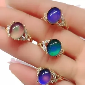 Detalle de anillos de humor con piedras ovales termosensibles y cristales de micro-pavé