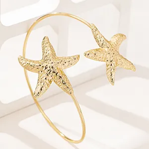 Primo piano dettagliato di un bracciale a stella marina dorato con texture marine realistiche