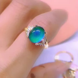 Detalle de un anillo de humor ovalado con piedra que cambia de color y circonitas