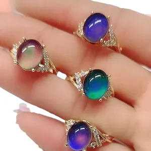 Elegantes anillos de piedra de humor que cambian de color con cristales micro-pavé dorados