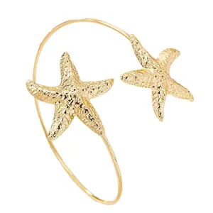 Elegante bracciale da braccio a stella marina dorata con texture per la spiaggia