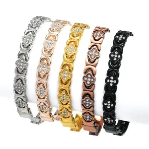 Primo piano di cinque bracciali magnetici a quadrifoglio con strass in vari colori metallici