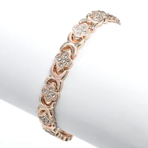 Bracciale magnetico oro rosa con maglie a quadrifoglio e accenti in cristallo lucido
