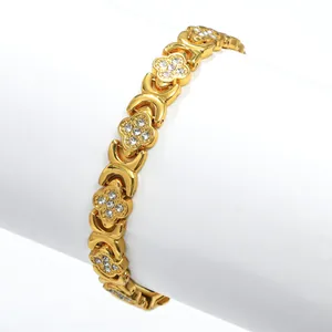 Primo piano dettagliato del bracciale magnetico a quadrifoglio dorato con strass brillanti