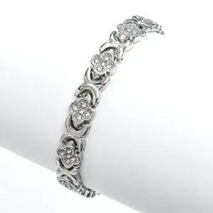 Vista ravvicinata dettagliata del bracciale magnetico a quadrifoglio con strass brillanti.