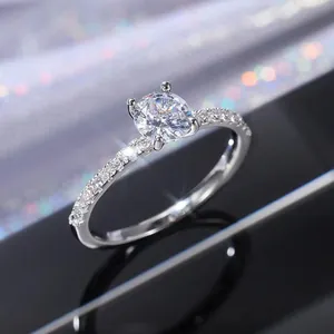 Gros plan d'une bague étincelante en zircone ronde avec pierres latérales brillantes