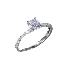 Bague solitaire élégante de couleur argentée avec zircon rond et anneau pavé brillant