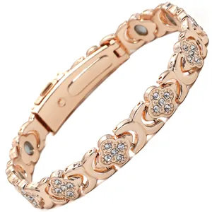 Bracciale magnetico in oro rosa con quadrifoglio e strass brillanti per donna elegante