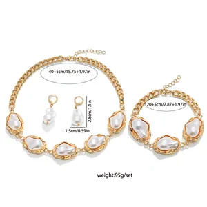 Dimensioni del set di collana, bracciale e orecchini di perle barocche su fondo bianco