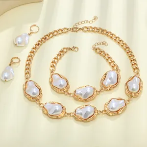 Set di gioielli vintage con catena d'oro e eleganti perle barocche bianche per lei.