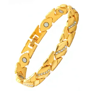Detailansicht eines goldenen Blatt-Magnetarmbands mit eingelegten Strasssteinen