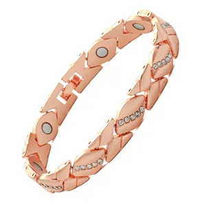 Detailansicht eines roségoldenen Magnettherapie-Armbands in Blattform mit Strass