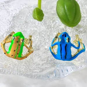 Bagues réglables en forme de rainette colorée avec finitions en émail vert et bleu