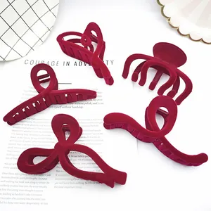 Elegante juego de cuatro pinzas para el cabello flocadas color vino con acabado aterciopelado