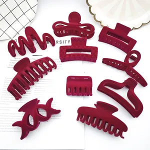 Set de pinzas para el cabello flocadas burdeos en varias formas.