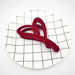Vista detallada de una pinza para el pelo en forma de corazón de terciopelo rojo