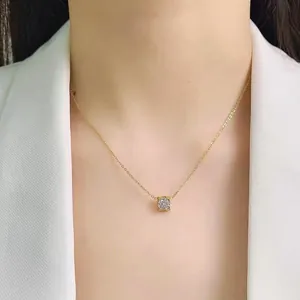 Macro di un'elegante collana in acciaio al titanio dorato con una gemma solitaria lucente