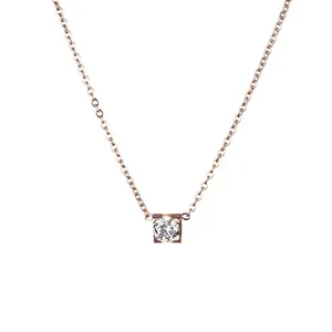Vista dettagliata della collana minimalista in acciaio al titanio oro rosa con diamante