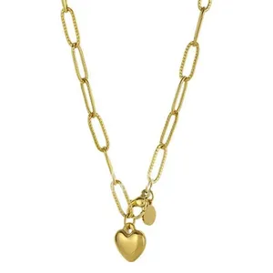 Vue détaillée d'un collier en acier doré avec pendentif cœur et maille trombone élégante