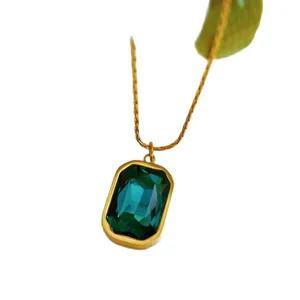 Elegante goudkleurige roestvrijstalen ketting met rechthoekige smaragdgroene hanger.