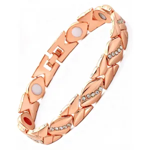 Nahaufnahme eines roségoldenen Magnetarmbands mit Blattdesign und Strasssteinen.