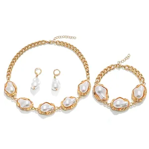 Set gioielli vintage con perle barocche, collana a catena dorata, bracciale ed orecchini.