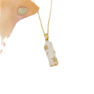 Elegante bambusförmige Anhängerkette aus goldenem Titanstahl mit Kristallakzenten für Damen