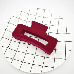 Primer plano detallado de la suave textura de terciopelo burdeos en pinza de pelo