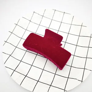 Primer plano de la suave textura de terciopelo burdeos en la pinza grande para el cabello.