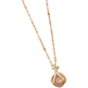 Collier élégant en acier titane or rose avec pendentif sac de parfum et pierre