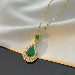 Collier élégant plaqué or avec émeraude taille poire et pierres de zircone
