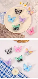 Vista dettagliata di clip a farfalla colorate in acrilico per ufficio e scrapbooking.
