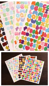 Detailansicht bunter, aufblasbarer Alphabet- und Zahlenaufkleber für DIY-Tagebuchdeko.